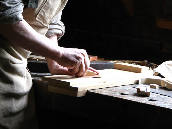 Ofrecemos un servicio de <strong>carpintería  de madera y ebanistería en Lesaka</strong> adaptado a las necesidades del <strong>cliente</strong>.